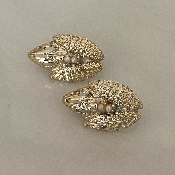 Vintage Brooch and Clip by n Earrings Set - Picture 5 of 7